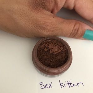 Bare minerals loose eye shadow “sex kitten”